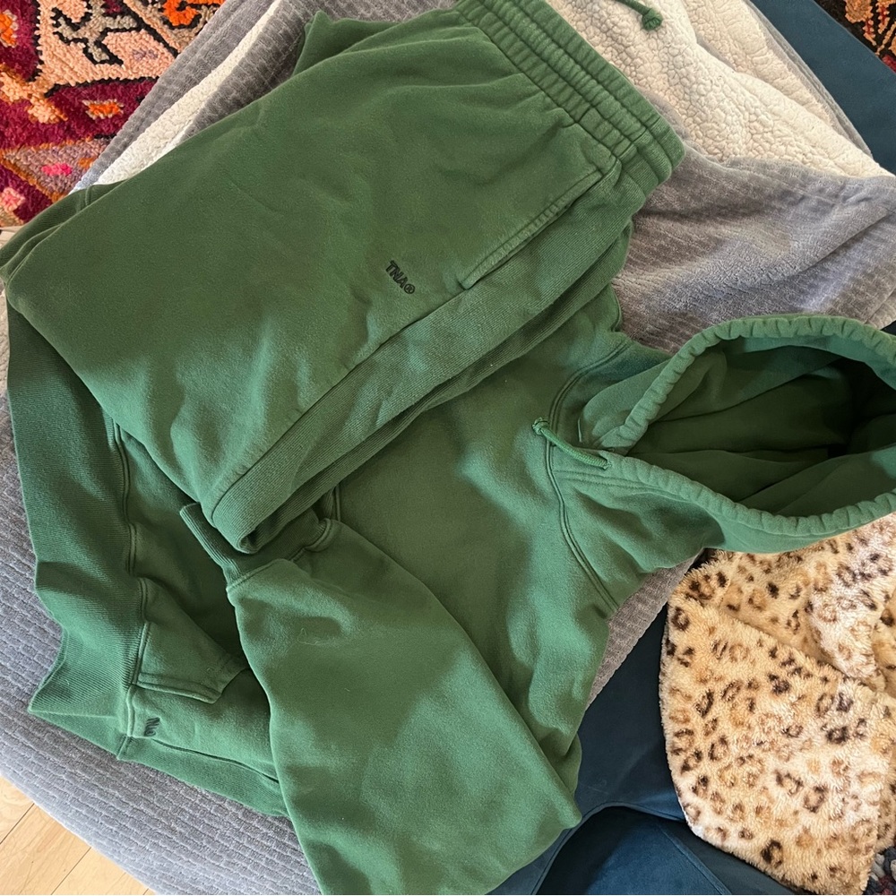 Aritzia TNA boyfriend sweatsuit M